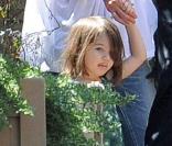 Suri Cruise à la sortie de l'église scientologue de Los Feliz, avec sa mère 