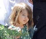 Suri Cruise à la sortie de l'église scientologue de Los Feliz, avec sa mère 