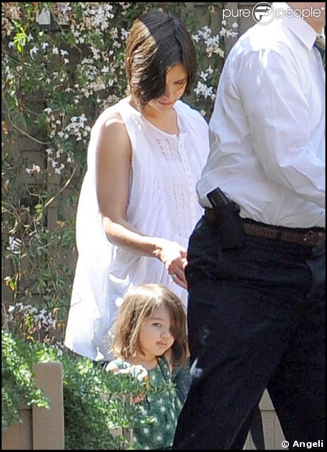 Suri Cruise à la sortie de l'église scientologue de Los Feliz, avec sa mère 