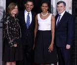 Gordon Brown et sa femme Sarah accueillent le couple Obama sur le perron du 10 Downing Street