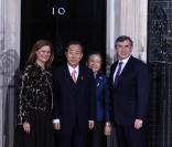 Gordon Brown et sa femme Sarah accueillent le secrétaire général de l'ONU Ban Ki-Moon et sa femme Yoo Soon-taek 