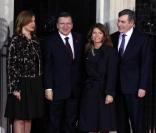 Gordon Brown et sa femme Sarah accueillent sur le perron du 10 Downing Street Jose Manuel Barroso et sa femme Maria 