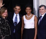Gordon Brown et sa femme Sarah accueillent Barack et Michelle Obama sur le perron du 10 Downing Street