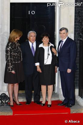 Gordon Brown et sa femme Sarah accueillent Dominique Strauss-Kahn et Anne Sinclair sur le perron du 10 Downing Street