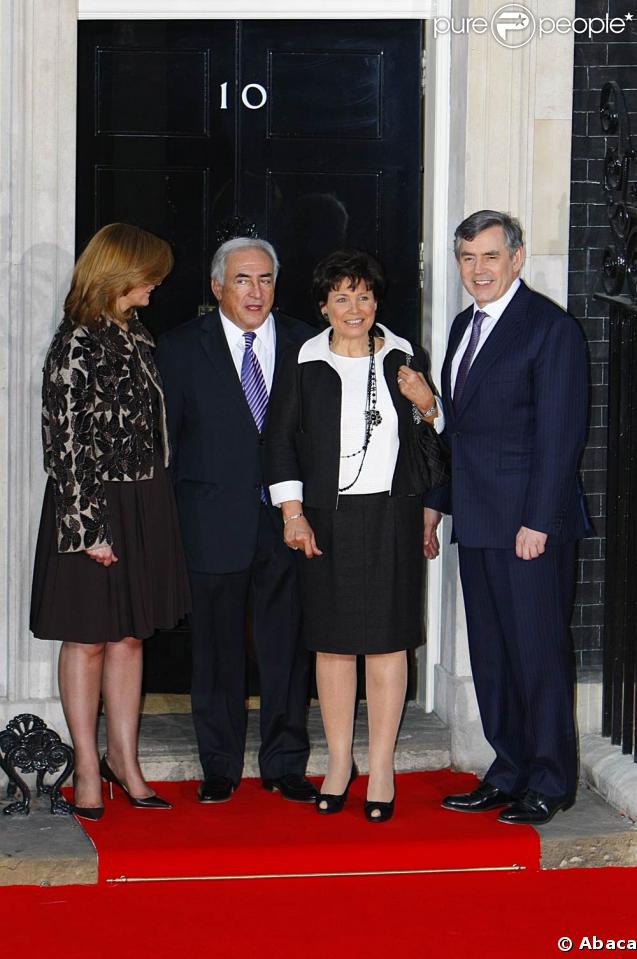 Gordon Brown et sa femme Sarah accueillent Dominique Strauss-Kahn et Anne Sinclair sur le perron du 10 Downing Street