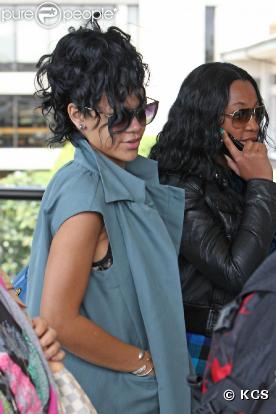 Rihanna a retrouvé le sourire. Elle arrive à Hawaii. 01/04/09