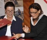  Caroline et Stéphanie de Monaco,  à la signature d'un accord d'engagement entre l'Amade Burundi, l'Amade Mondiale et Fight Aids Monaco. 03/04/09