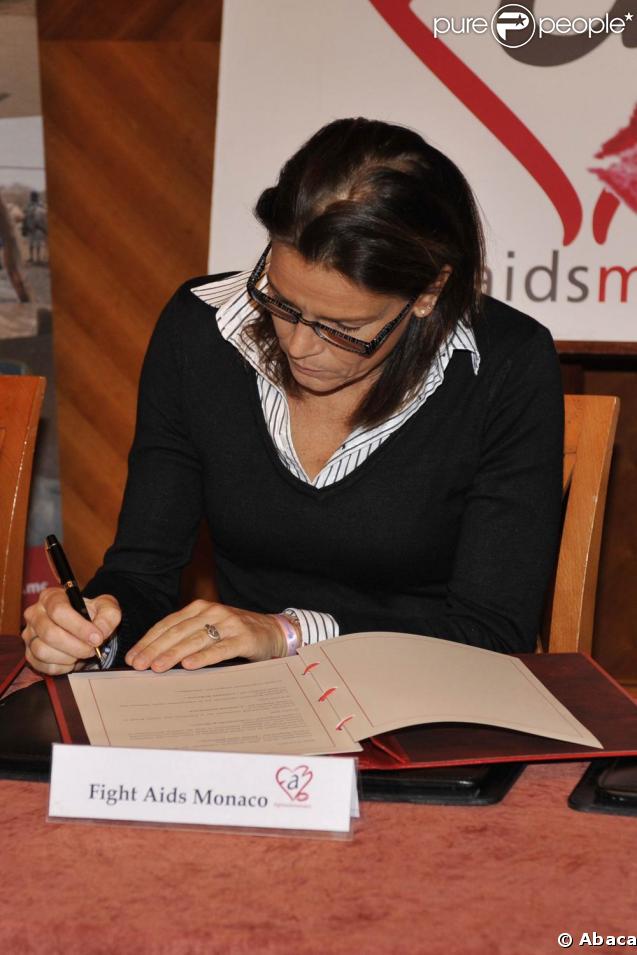 Stéphanie de Monaco à la signature d'un accord d'engagement entre l'Amade Burundi, l'Amade Mondiale et Fight Aids Monaco. 03/04/09 