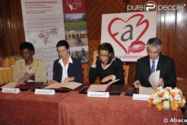  Spès Nihangaza, Caroline et Stéphanie de Monaco, ainsi que Franck Biancheri  à la signature d'un accord d'engagement entre l'Amade Burundi, l'Amade Mondiale et Fight Aids Monaco. 03/04/09 