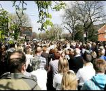 L'abondance de fleurs et d'hommages des fans, une ferveur populaire incroyable !