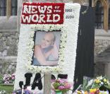 Ambiance des fans et de la ferveur populaire pour l'enterrement de Jade Goody. La composition florale incroyables du tabloïd dominical News of the World devant l'église 