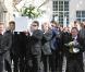 Le mari Jack Tweed porte le cercueil blanc recouvert de fleurs de sa femme Jade Goody