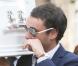 Le mari Jack Tweed porte le cercueil blanc recouvert de fleurs de sa femme Jade Goody