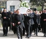 le cercueil blanc recouvert de fleurs de Jade Goody avant son entrée dans l'église 