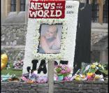 Une façade de l'église et un hommage tout en fleurs du 