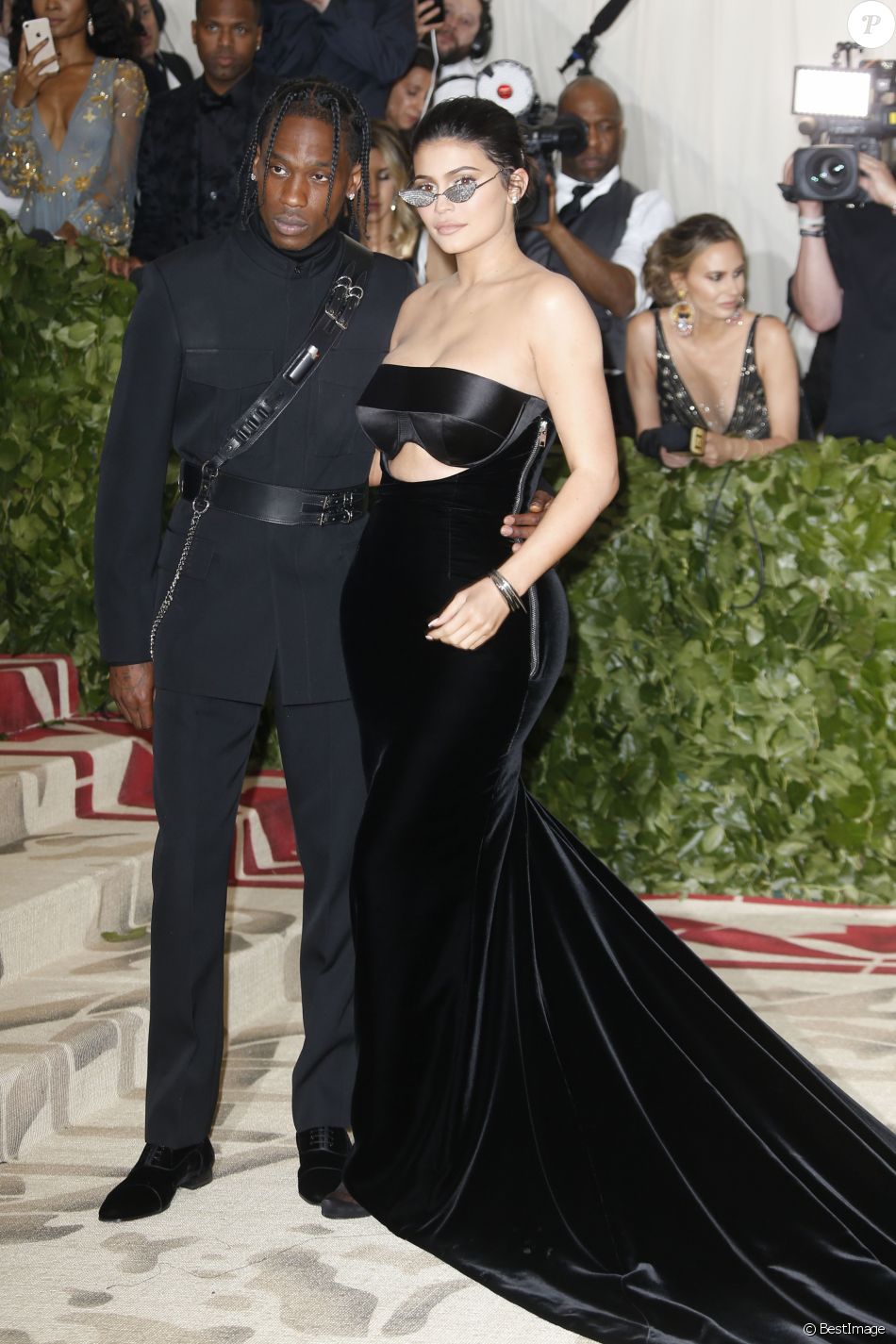 Kylie Jenner et Travis Scott Ã  l'ouverture de l'exposition "Corps cÃ©lestes : Mode et imagerie catholique" pour le Met Gala Ã  New York, le 7 mai 2018.