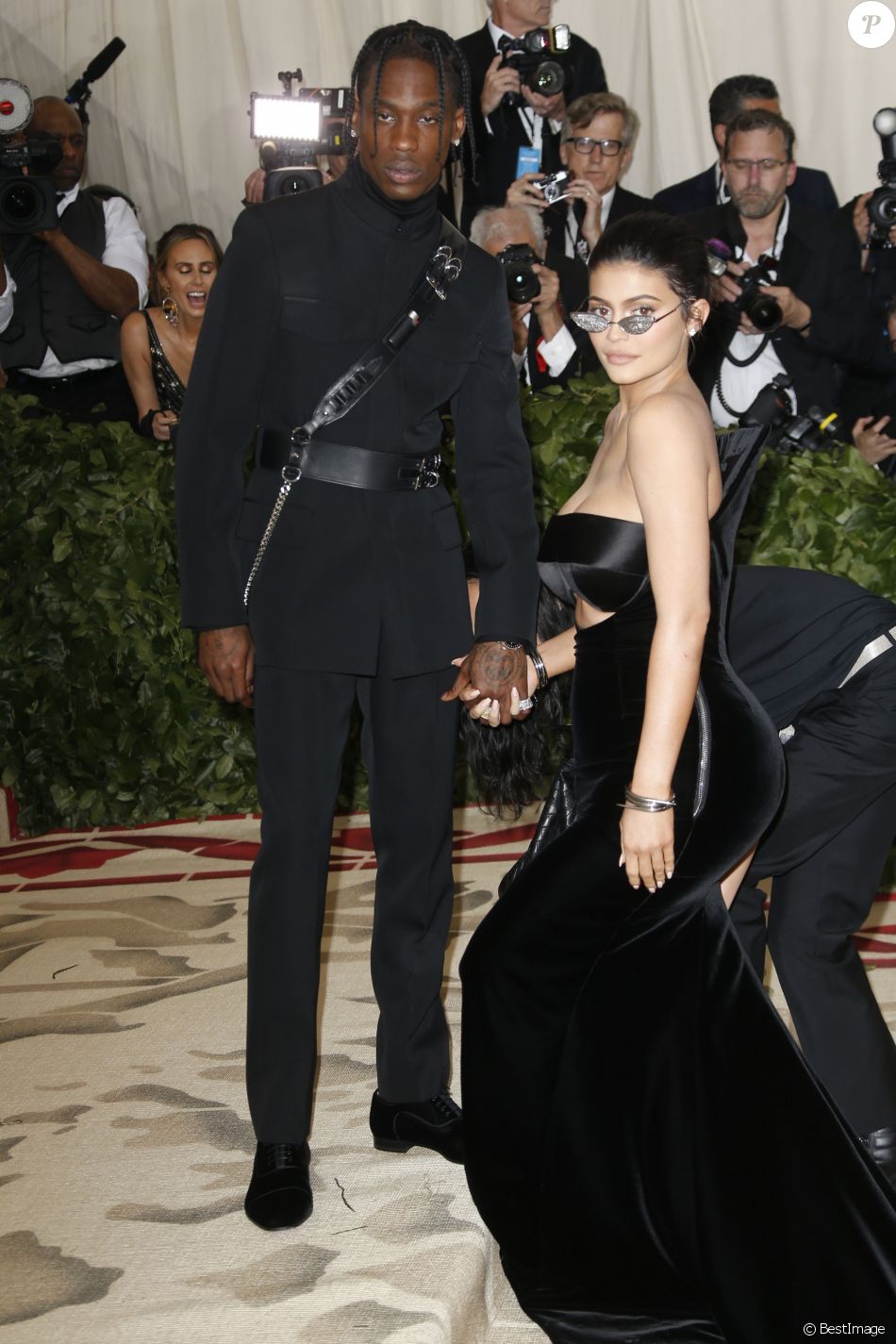 Kylie Jenner et Travis Scott Ã  l'ouverture de l'exposition "Corps cÃ©lestes : Mode et imagerie catholique" pour le Met Gala Ã  New York, le 7 mai 2018.