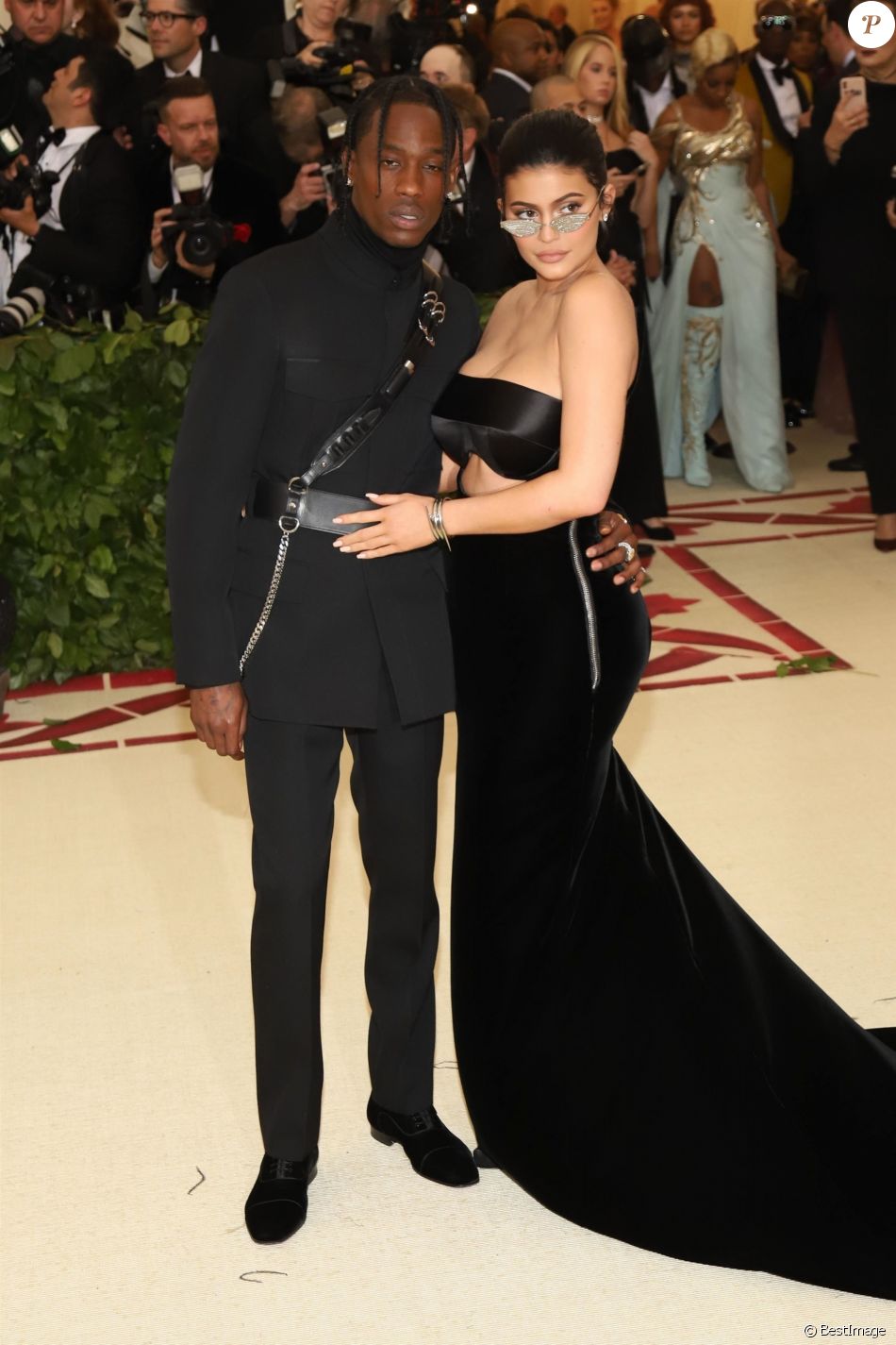 Kylie Jenner et Travis Scott Ã  l'ouverture de l'exposition "Corps cÃ©lestes : Mode et imagerie catholique" pour le Met Gala Ã  New York, le 7 mai 2018.