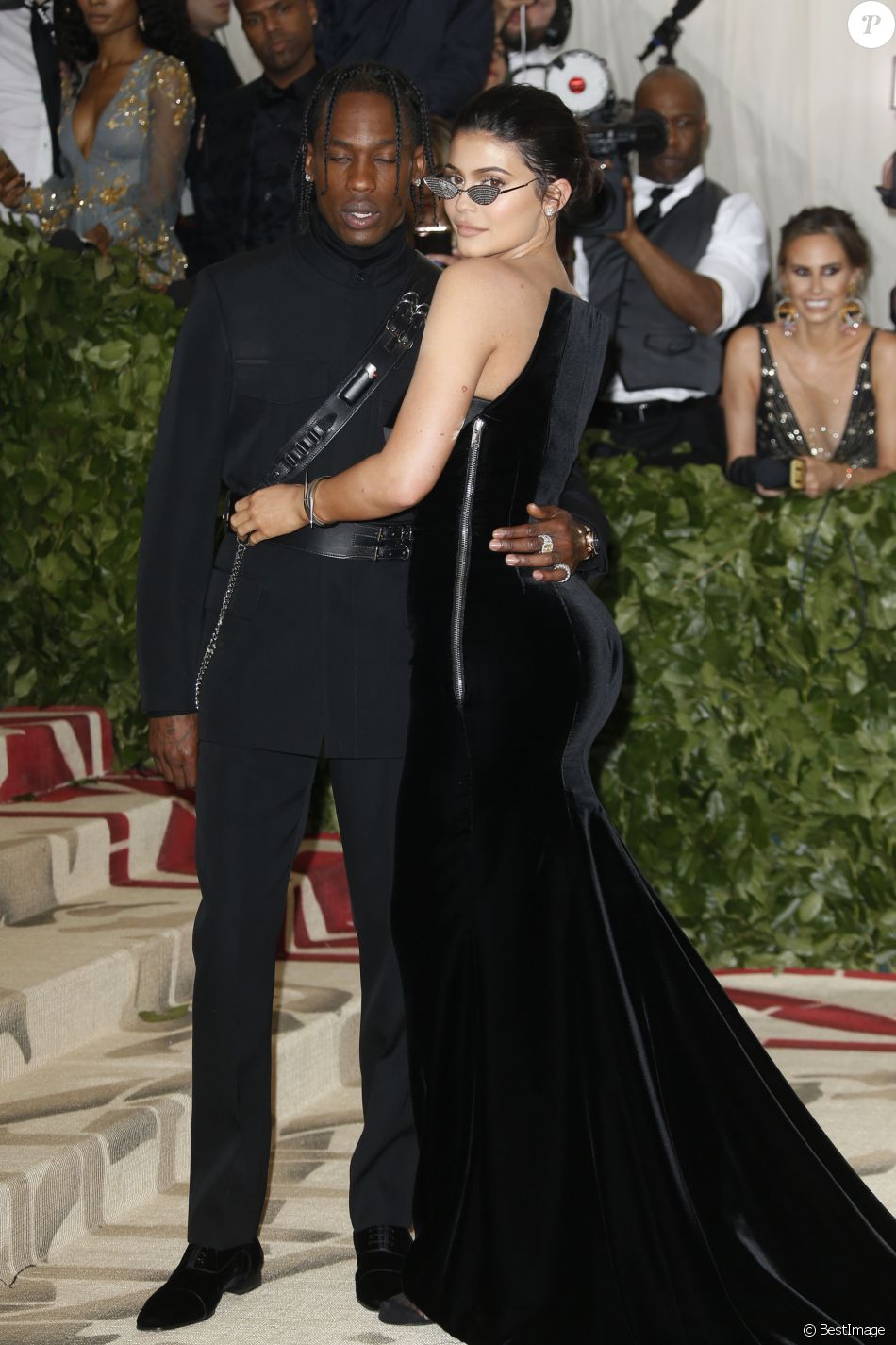 Kylie Jenner et Travis Scott Ã  l'ouverture de l'exposition "Corps cÃ©lestes : Mode et imagerie catholique" pour le Met Gala Ã  New York, le 7 mai 2018.