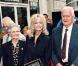 Farrah Fawcett et ses parents inaugurant son étoile sur le Walk of Fame à Hollywood le 8 février 1995