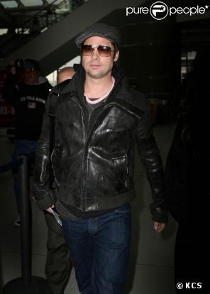 Brad Pitt et son collier rose, à l'aéroport de New York. 08/04/09