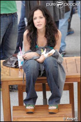 Mary-Louise Parker sur le tournage de la quatrième saison de Weeds, à Hollywood, le 9 avril 2009 !