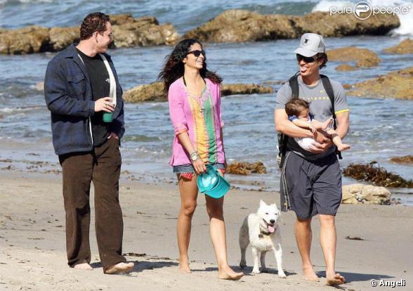 Matthew Mcconaughey avec sa petite famille sur une plage de Malibu
