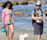Matthew Mcconaughey avec sa petite famille sur une plage de Malibu