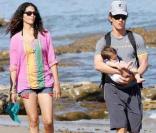 Matthew Mcconaughey avec sa petite famille sur une plage de Malibu