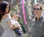 Camila Alves, le très mignon Levi et Matthew McConaughey, lors de la grande après-midi organisée par Ron Meyer à l\'occasion des fêtes de Pâques, le 12 avril 2009, dans sa propriété de Malibu !