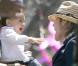 Levi a vu un truc qui lui plaisait chez Kate Capshaw (lui aussi !), lors de la grande après-midi organisée par Ron Meyer à l'occasion des fêtes de Pâques, le 12 avril 2009, dans sa propriété de Malibu !