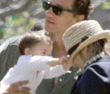 Camila Alves, Levi, Matthew McConaughey et Kate Capshaw qui se fait prendre par surprise, lors de la grande après-midi organisée par Ron Meyer à l\'occasion des fêtes de Pâques, le 12 avril 2009, dans sa propriété de Malibu !