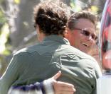 Kurt Russel fait un câlin à Matthew McConaughey, lors de la grande après-midi organisée par Ron Meyer à l'occasion des fêtes de Pâques, le 12 avril 2009, dans sa propriété de Malibu !