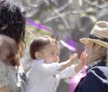 Camila Alves, Levi, les bras de Levi et Kate Capshaw, lors de la grande après-midi organisée par Ron Meyer à l'occasion des fêtes de Pâques, le 12 avril 2009, dans sa propriété de Malibu !