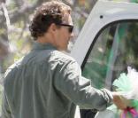 Matthew McConaughey sort les neuneufs de son cocoffre, lors de la grande après-midi organisée par Ron Meyer à l'occasion des fêtes de Pâques, le 12 avril 2009, dans sa propriété de Malibu !