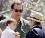 Levi, Matthew McConaughey et Kate Capshaw, lors de la grande après-midi organisée par Ron Meyer à l'occasion des fêtes de Pâques, le 12 avril 2009, dans sa propriété de Malibu !
