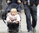 Sofia Coppola et un ami promènent la petite Romy dans les rues de New-York 