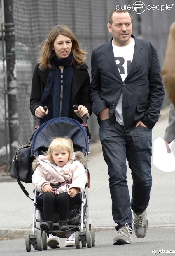 Sofia Coppola et un ami promènent la petite Romy dans les rues de New-York 