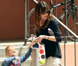 Jennifer Garner et sa fille Violet, à la sortie de l'école