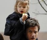 Jason Bateman et sa fille Francesca dans les environs du tournage de The Baster dans lequel il joue avec Jennifer Aniston à New York le 13 avril 2009