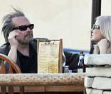 Jack Nicholson (?) en charmante compagnie boit une bière