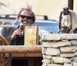 Jack Nicholson (?) en charmante compagnie boit une bière