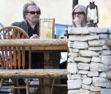 Jack Nicholson (?) en charmante compagnie boit une bière