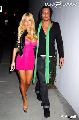 Shauna Sand et un nouvel ami, à Hollywood. 13/04/09