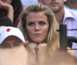 Brooklyn Decker supporte son chéri dans les gradins. 