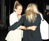Sienna Miller à la sortie du Groucho club à Londres, viblement très joyeuse !