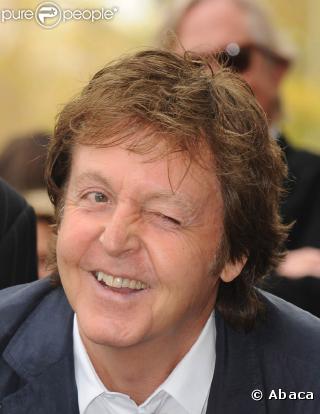 Les facétieuses grimaces de Paul McCartney pour l'inauguration de l'étoile de George Harrison sur Hollywood Bvd, le 14 avril 2009