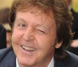 Les facétieuses grimaces de Paul McCartney pour l'inauguration de l'étoile de George Harrison sur Hollywood Bvd, le 14 avril 2009