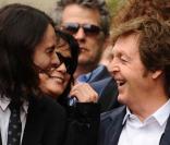 Paul McCartney a plaisanté avec Olivia et Dhani Harrison, la veuve et le fils de George, lors de l'inauguration de l'étoile à titre posthume décernée à l'ancien Beatle sur Hollywood Bvd 