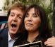 Paul Mc Cartney en compagnie d'Olivia Harrison, tenant dans ses  bras la précieuse plaque représentant l'étoile de George Harrison